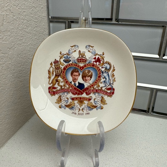 Vintage Prince Charles and Princess Diana Collector Wedding Plate - Picture 2 of 9